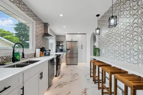 Rideau - Freshly Renovated 6 Bdrm, 3.5 Bthrm Home - Image 3