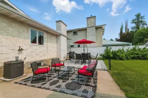 Rideau - Freshly Renovated 6 Bdrm, 3.5 Bthrm Home - Image 5