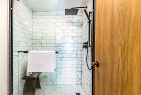2 Bedroom Townhouse w/Soaking Tub + Rain Shower - Image 4