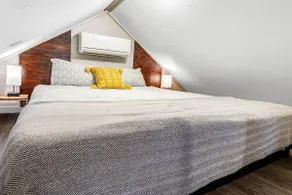 Poppy: Quirky, Walk to A&M, Comfy King Bed, Fun Sp - Image 4