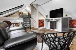 Poppy: Quirky, Walk to A&M, Comfy King Bed, Fun Sp - Image 5