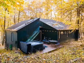 Private hot tub, wooded, EV charger, 1-gig fiber internet - Image 3