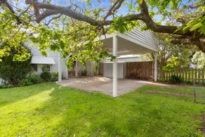 Beachfront Family-Friendly Cottage Near Shops & Attractions - Image 2