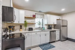 Snug & Stylish Cottage | Walk to River & Bwater - Image 5