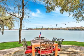 Lone Star Peninsula- Stunning Waterfront Retreat - Image 2