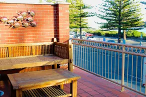 Vista Victor Harbor: 3BR Beach Apt + Ocean Views - Image 2