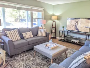 Enlivening house with spacious parking and patio - Image 5