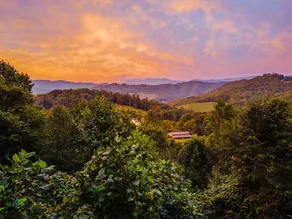 Summer Escape: Mountain Views & Secluded Space - Image 4