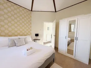 Cosy 1-bedroom cottage next to Combe Lodge Venue - Image 5