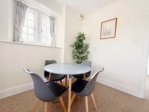 Cosy 1-bedroom cottage next to Combe Lodge Venue - Image 3