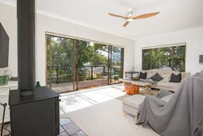 Saltbush Cottage Pet Friendly 1 Min Walk to Beach - Image 2