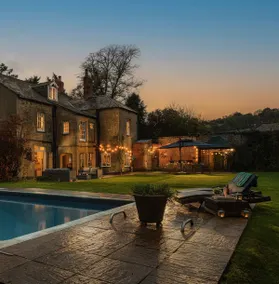 5-Bed Georgian Home, Pool, BBQ & Games Rooms - Image 2