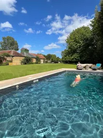 5-Bed Georgian Home, Pool, BBQ & Games Rooms - Image 4