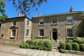 5-Bed Georgian Home, Pool, BBQ & Games Rooms - Image 3