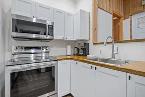 Lovely Suite with Full Kitchen, Close to Downtown! - Image 5