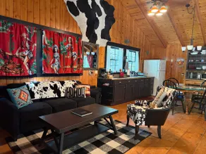 Cowgirl Cabin • 2 Queens • AC • W/D • Wi-Fi - Image 5