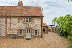 Un beau cottage de trois chambres récemment rénové à Thornham. - Image 2