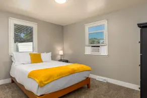 Classic 2-bedroom with extra large driveway - Image 5