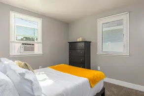Classic 2-bedroom with extra large driveway - Image 4