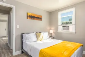 Classic 2-bedroom with extra large driveway - Image 3