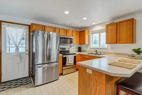 Cozy 3 Bedroom Family Home - Fenced Yard & Patio! - Image 5