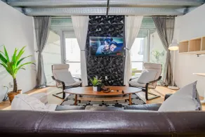 Down Town Loft: UG Park|AC|Walk to Rogers|Balcony - Image 2