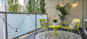 Down Town Loft: UG Park|AC|Walk to Rogers|Balcony - Image 4