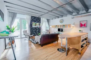 Down Town Loft: UG Park|AC|Walk to Rogers|Balcony - Image 3
