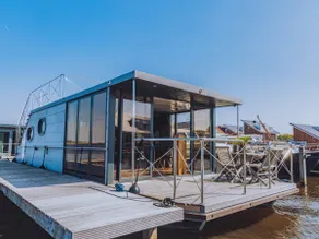 Nice houseboat with waterfront terrace - Image 2