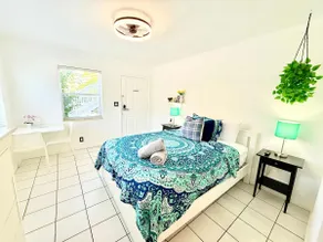 Hollywood Boardwalk Studio Fully Equipped Kitchen - Image 4