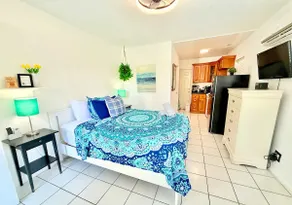 Hollywood Boardwalk Studio Fully Equipped Kitchen - Image 5
