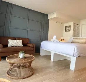 Luxury King OceanFront Couple’s Suite - Image 4