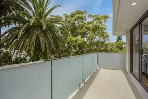 North-East Facing Modern 2-bed Apartment - Image 4