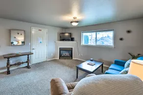 Apartment w/ Gas Fireplace ~ 1/2 Mi to Beach! - Image 4