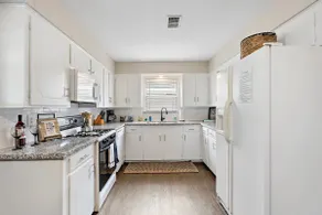 Sleek 4BR Single-Level: 3 Kings + Retro Arcade - Image 3