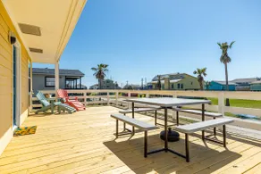 Sunny Daze Walk to Beach 2 Decks Pet Friendly Has a Mini Bar - Image 4