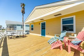 Sunny Daze Walk to Beach 2 Decks Pet Friendly Has a Mini Bar - Image 3