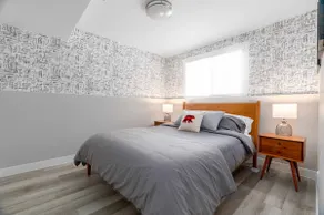 Modern 3BR near UWO with parking & fast WiFi - Image 3