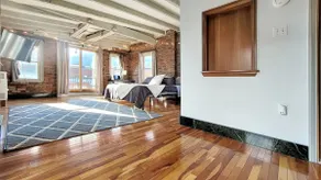 Loft Apartment in Heart of Yuengling Downtown! - Image 2