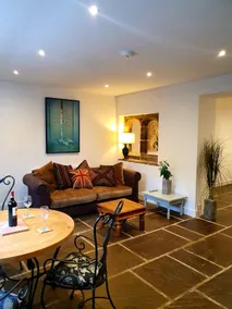 Bleasdale- Large Studio Apartment - Image 3