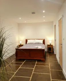 Bleasdale- Large Studio Apartment - Image 4