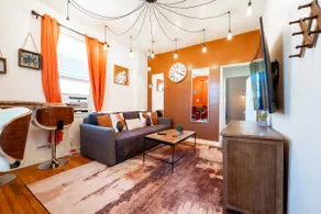 Chic 1BR by UofA · 65” TV · Back garden · Pets ok - Image 2
