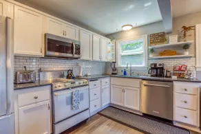 Modern 2 Bedroom Farmhouse Cottage with Hot Tub in Snohomish - Image 2