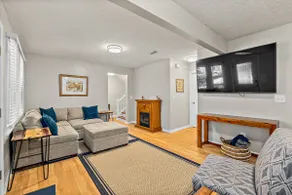 Fullerwood Park Retreat, 5 min to Downtown, Sleeps 6 - Image 2