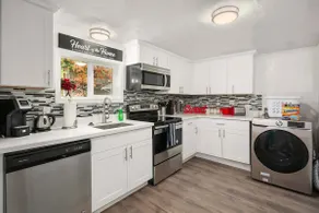 Newly Updated Stylish Bright Duplex #A|2 min to I5 - Image 5