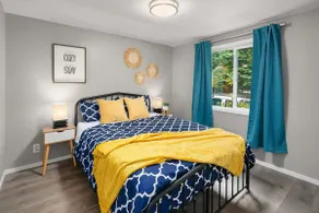 Newly Updated Stylish Bright Duplex #A|2 min to I5 - Image 4