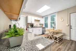 Cozy Row House Quiet Designer Heaven Central - Image 2