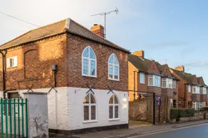 Charming 2 Bed House in Tewkesbury Centre - Image 2
