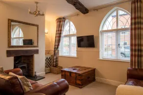 Charming 2 Bed House in Tewkesbury Centre - Image 3