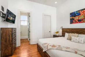 Luxe 3BR sur Carondelet par Hosteeva - Image 4